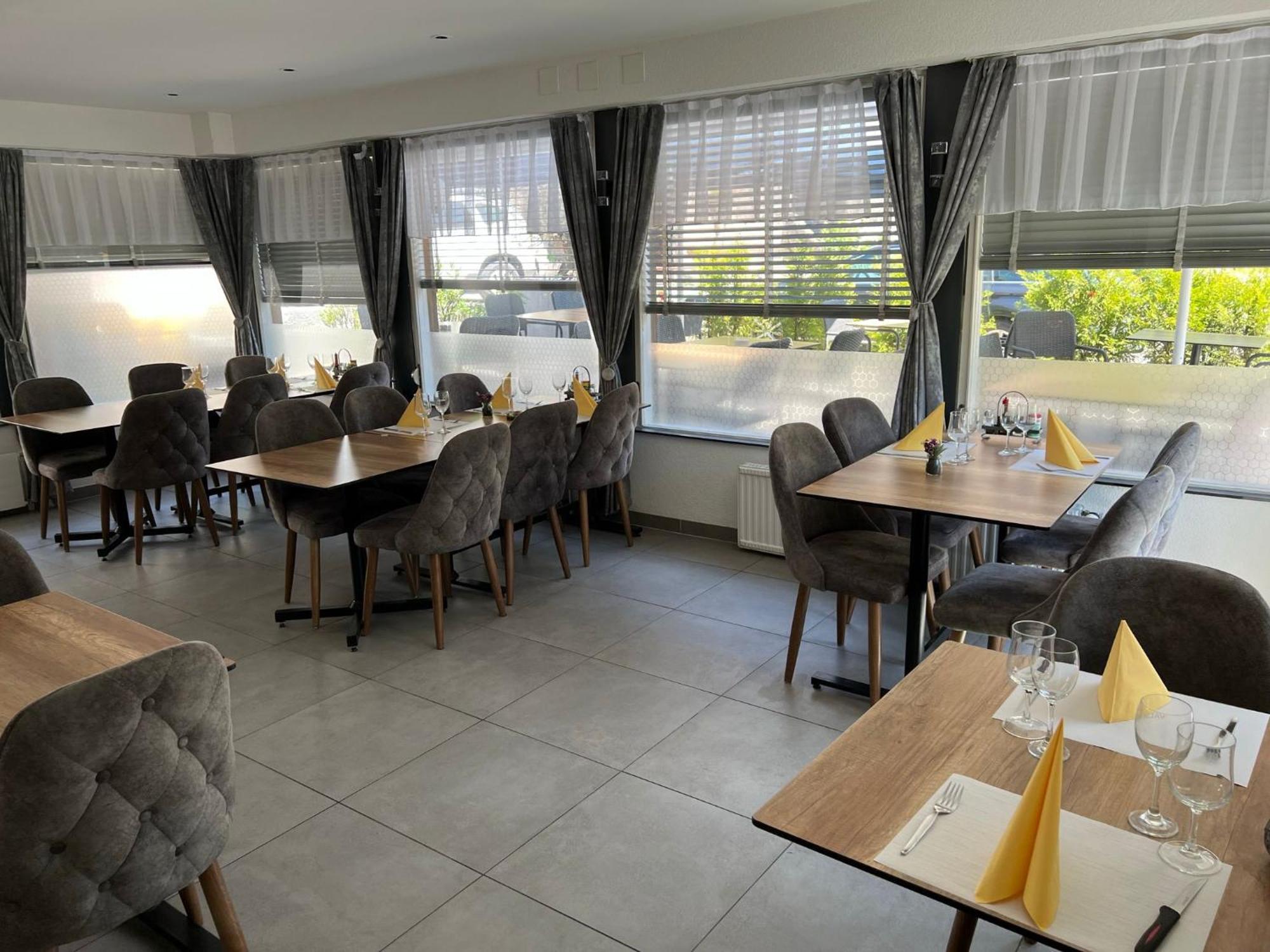 Hotel Restaurant Du Moulin Fleurier エクステリア 写真